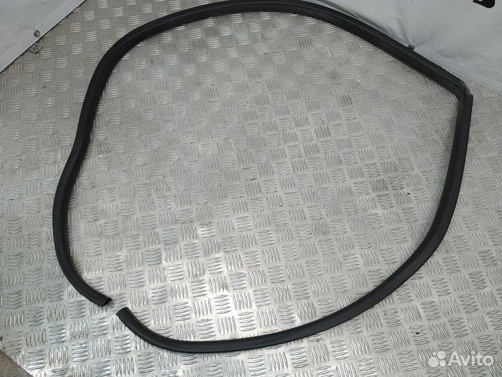 Уплотнитель проема двери Suzuki Grand Vitara II (2