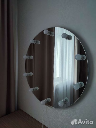 Гримерное зеркало с лампочками