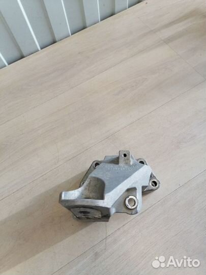 Кронштейн двигателя правый Genesis G70 G4KL 2019