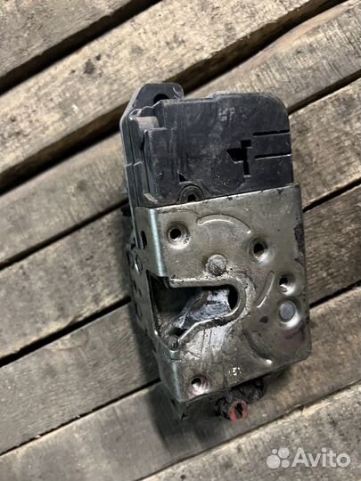 Замок задней правой двери калина гранта