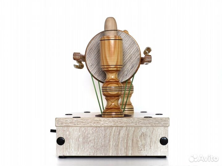 Электрическая прялка классическая на подиуме