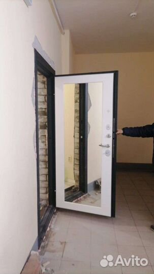 Дверь входная металическая с зеркалом