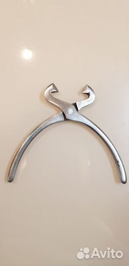 Старинные щипцы для колки сахара