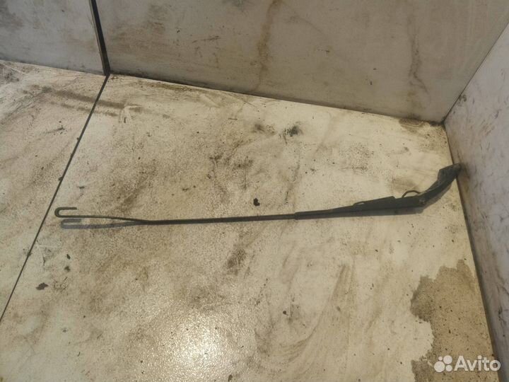 Поводок стеклоочистителя правый правой Rover (R8)