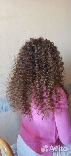 Модель на афрокудри