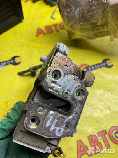 Замок двери передний левый Nissan Primera W11