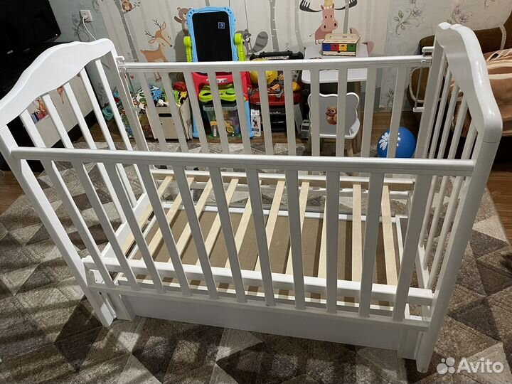 Детская кроватка с маятником и ящиком