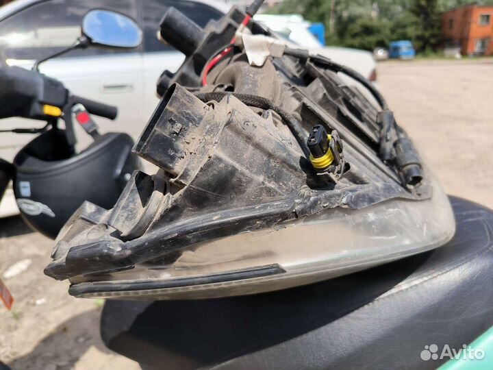 Передняя левая фара skoda octavia a5 с дефектом