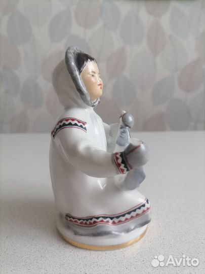 Статуэтка якутка с севрюгой