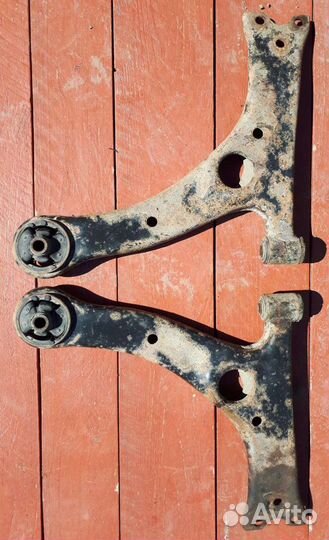 Рычаг передней подвески нижней Toyota Avensis