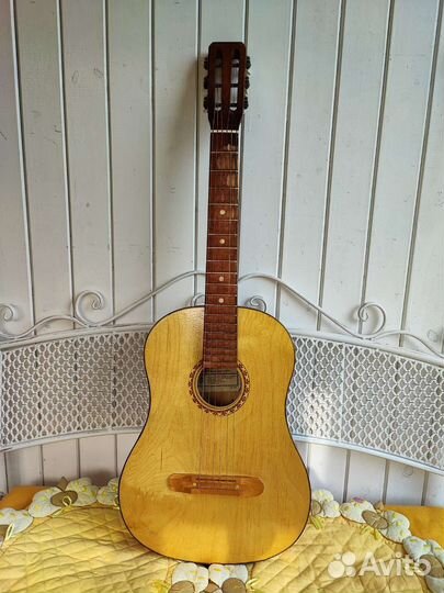 Акустическая гитара