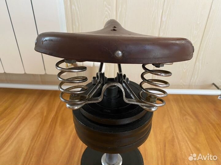 Старинное седло от немецкого велосипеда