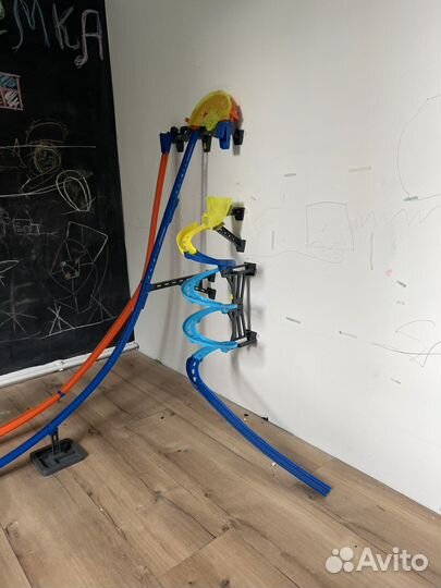 Автотрек hot wheels к стене винтовой