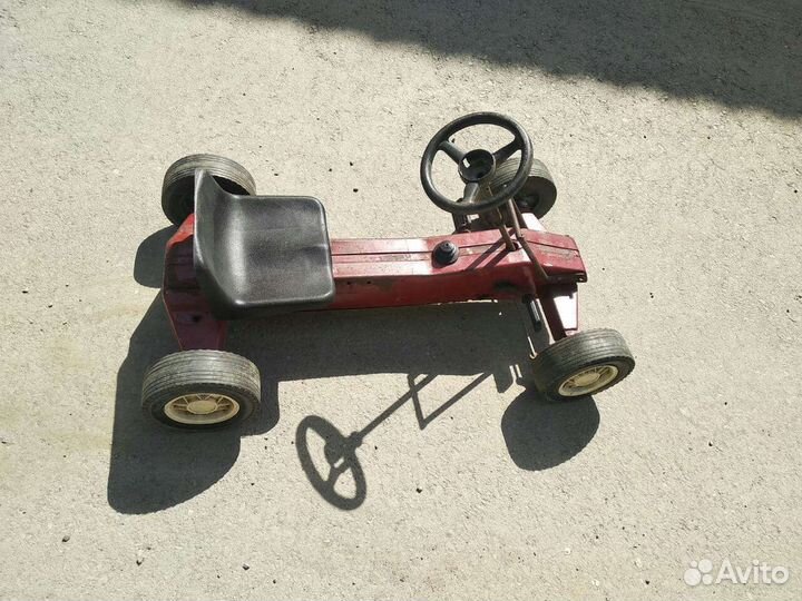 Педальная машинка
