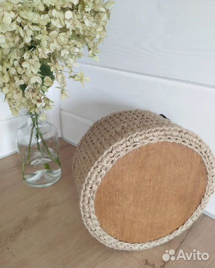 Корзина круглая на деревянном дне