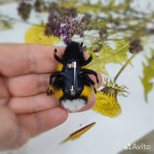 Брошь шмель