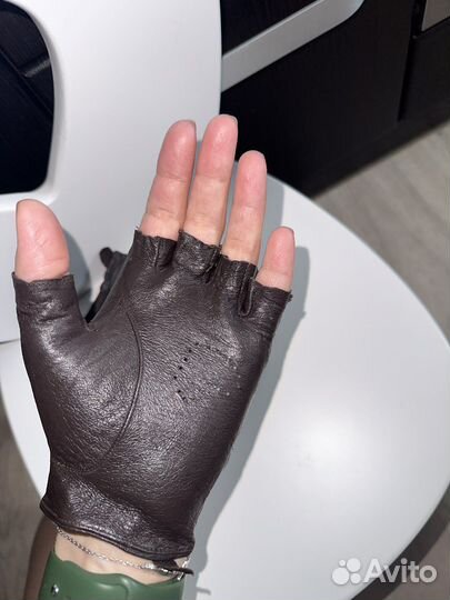 Перчатки без пальцев женские