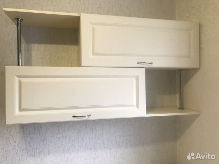 Компьютерный стол и навесная полка