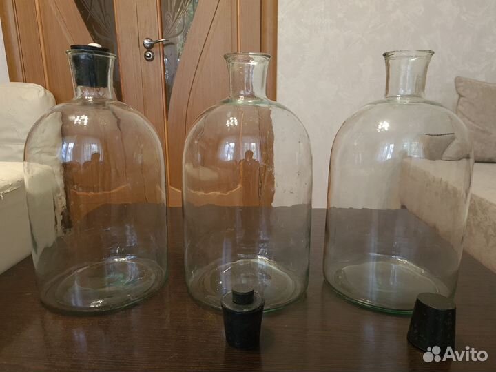 Бутыли стеклянные, пробки