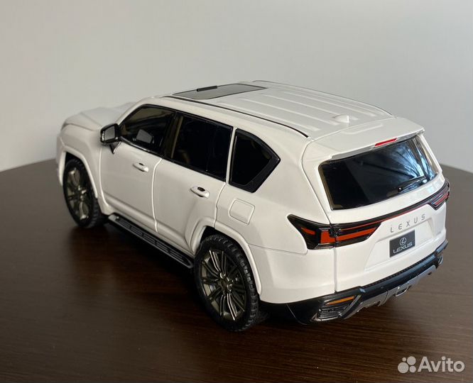 Модель металлическая Lexus LX 600