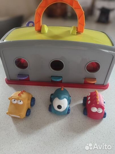 Гараж с машинками и ключами