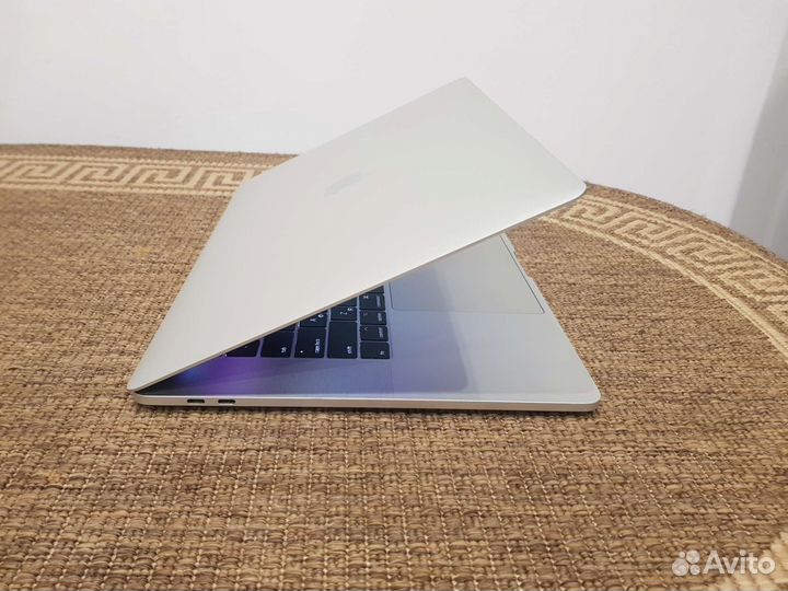 Apple MacBook pro 15 2017 1 цикл