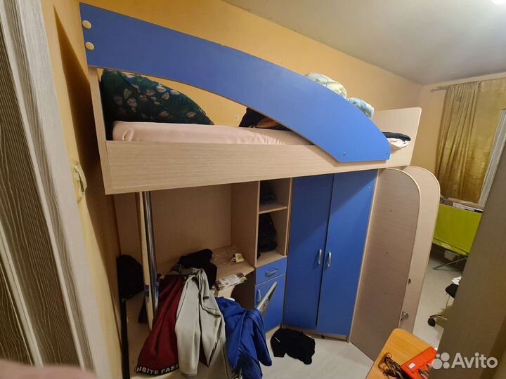 Детская кровать чердак со столом и шкафом