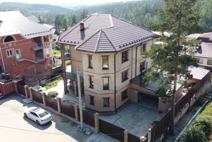 Коттедж 395 м² на участке 9 сот.