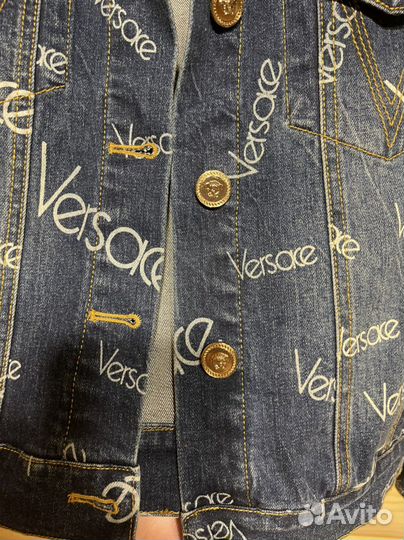 Джинсовая куртка и юбка Versace