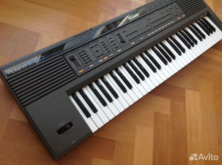 Продаю винтажный синтезатор roland-E20