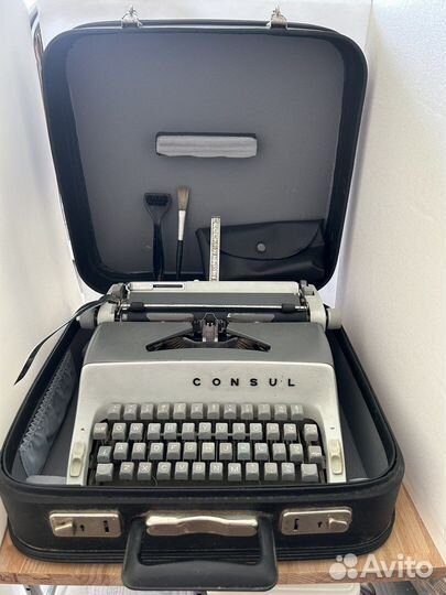 Печатная пишущая машинка Consul латинский шрифт