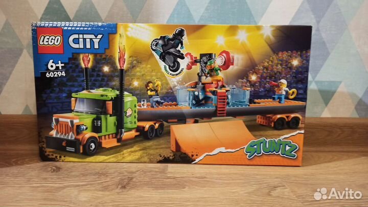 Lego 60294 - Грузовик для шоу каскадёров (новый)