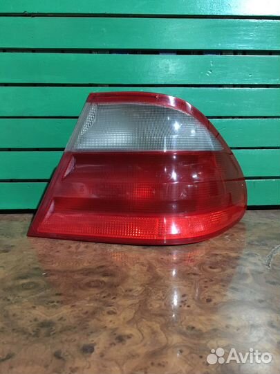 Фонарь задний правый Mercedes CLK W208