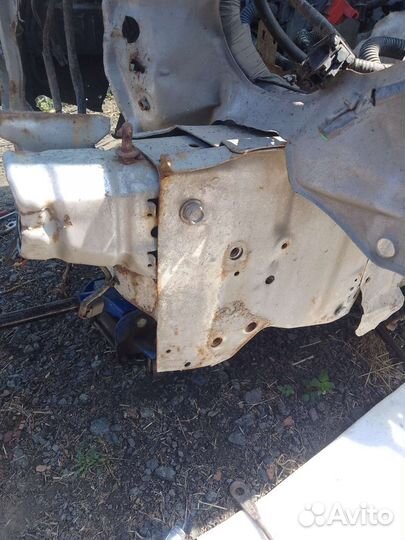 Буксировочные проушины перед Nissan Bluebird U14