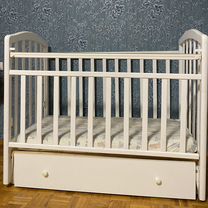 Детская кроватка с маятником и ящиком