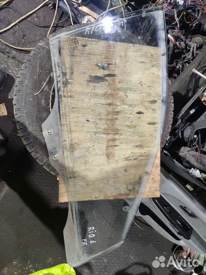 Переднее правое стекло Kia Rio 1 рест