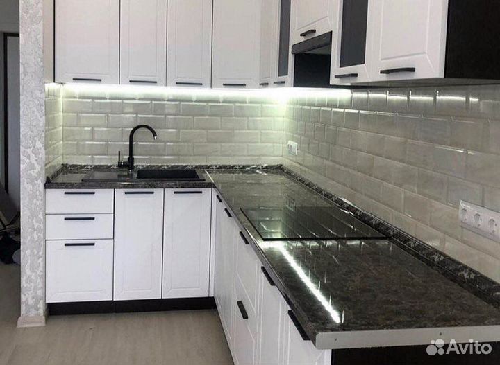 Белая угловая кухня со столешницей темный мрамор