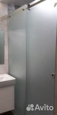 Стеклянная шторка для душевой