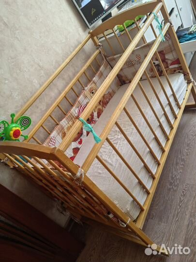 Детская кроватка с матрасом