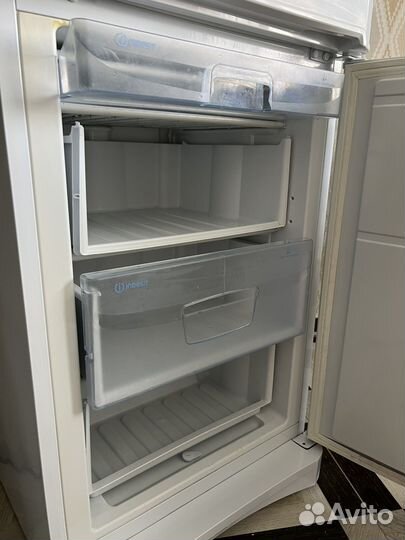 Холодильник indesit