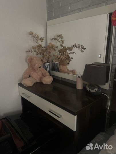 Дамский столик с зеркалом