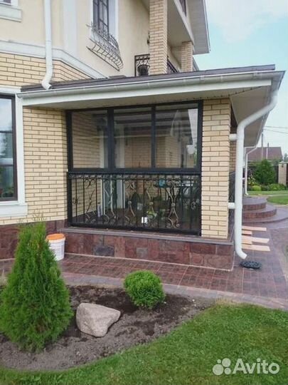 Остекление террасы загородного дома коттеджа