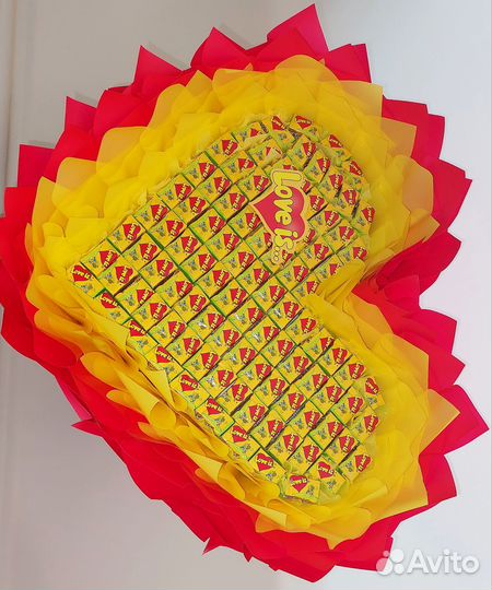 Букет сердце из love is жвачек