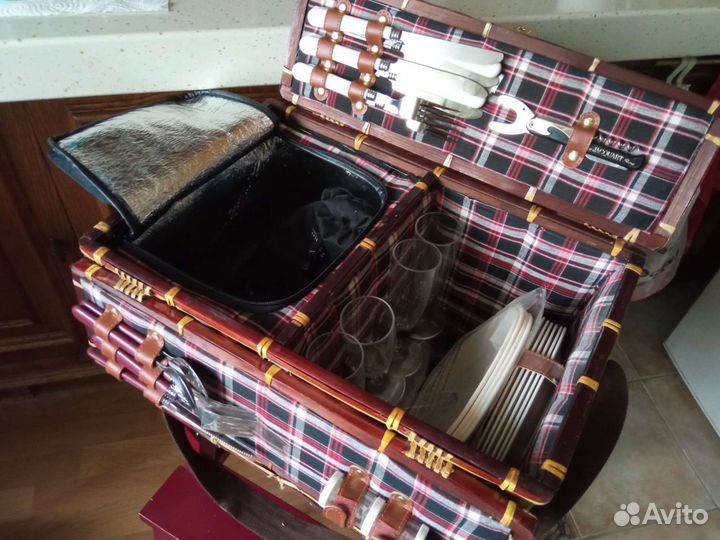 Набор для пикника в чемодане