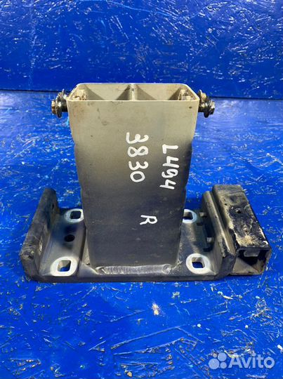 Кронштейн усилителя бампера передний правый Land