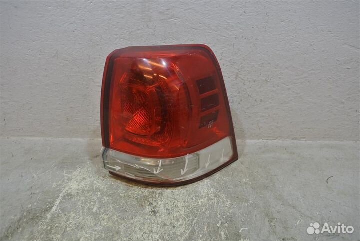 Фонарь задний наружный правый Toyota Land Cruiser