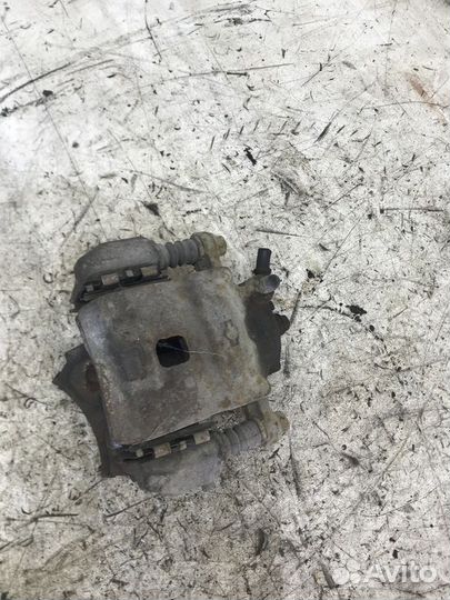 Суппорт тормозной передний правый Nissan Cube