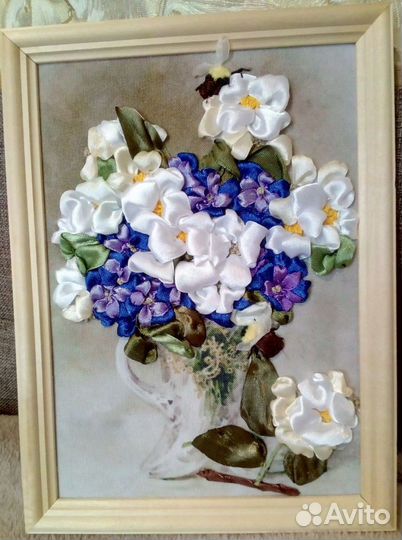 Картина вышита лентами 