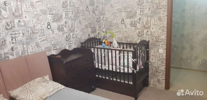 Детская кроватка с маятником и ящиком + комод