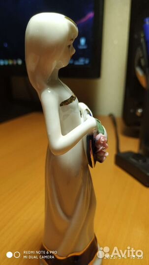 Фарфоровая статуэтка